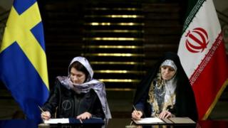 Shvetsiya savdo vaziri An Linde oʻtgan hafta Eronga borgan biznes delegatsiyasiga rahbarlik qilganida boshini roʻmol oʻragan