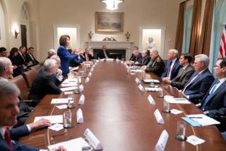 Bức ảnh Chủ tịch Hạ viện Pelosi chỉ tay vào Tổng thống Trump trong cuộc họp ở Nhà Trắng hôm 17/10.