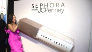 Рианна посещает годовалую годовщину Fenty Beauty в Sephora в JCPenney 14 сентября 2018 года в Бруклине, Нью-Йорк.