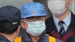 Бывший председатель Nissan Карлос Госн покидает Токийский центр заключения