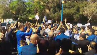 فیلم تجمع بعد از بازداشت کارگران را یکی از کاربران بیبیسی فارسی برای ما فرستاده است