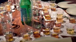Le bar "Devil's Place" propose du whiskies à ses clients et dont les prix vont de six à 8.500 euros pour une dose de deux centilitres.