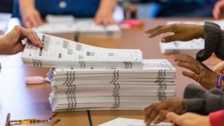 Leta za Michigan, Pennsylvania na Wisconsin niho amajwi azosubiramwo guharura