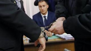 Чиновнику одягають наручники