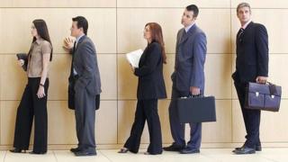 Candidatos a un empleo esperando en fila