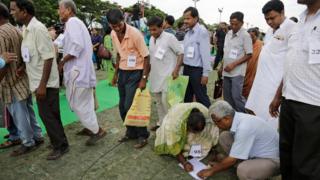 জমির পর্চা এবং ক্ষতিপূরণের টাকা বুঝে নিচ্ছেন কৃষকরা।
