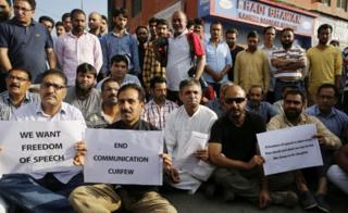 Кашмирские медийные лица держат плакат во время сидячей демонстрации в пресс-анклаве в летней столице индийского Кашмира Сринагар, 16 июля 2016 года.