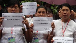 ရုံးထုတ်မှာ လာဝန်းရံတဲ့ ဝန်ထမ်းတွေ