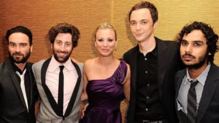 Foto de los intérpretes Kaley Cuoco (Penny), Johnny Galecki (Leonard), Simon Helberg (Howard), Kunal Nayyar (Raj) y Jim Parsons (Sheldon)