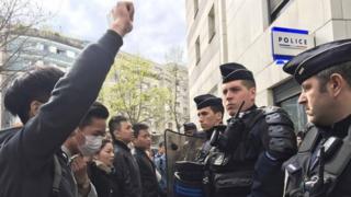 French police face off with members of the Chinese community during a protest demonstration outside a police station in Paris (28 March 2017)