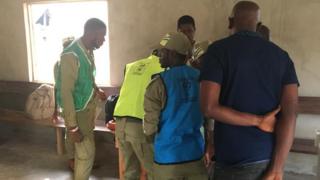 Corpers wey dey work as INEC dey prepare voting point for Ward 2, Unit 7, Okeruku Ikere-Ekiti where di PDP Candidate Prof. Olusola Eleka go cast im vote on Saturday.