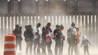 Dòng người vượt biên giới Mexico sang Mỹ