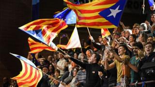 Gente con banderas independentistas