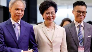 林郑月娥胜选后与丈夫林兆波(图左)长子林节思(图右)一同现身。