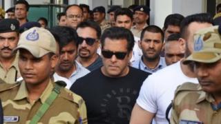 Salman Khan as e bin dey enter court with police around am