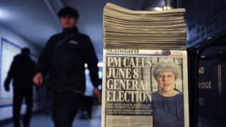 David Cameron'dan görevi devralan Theresa May'in daha önce erken seçime gitmeyeceğini belirtmesine erken seçim kararı alması İngiltere siyasetinde beklenmedik bulundu.