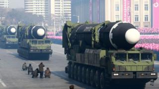 Баллистическая ракета Hwasong-15 во время военного парада в честь 70-летия Корейской Народной Армии на площади Ким Ир Сена в Пхеньяне, 9 февраля 2018 года