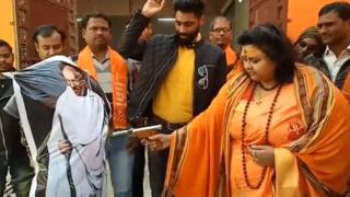 महात्मा गांधींच्या पुतळ्यावर झाडल्या गोळ्या