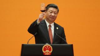 Xi brindando
