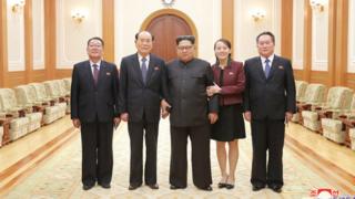 Фотография северокорейской делегации и господина Кима