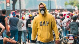 Joven con máscara en la calle