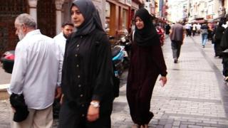 د سوريانو ناخوالې، له ترکيې يې زرګونه پناغوښتونکي بېرته سوریې ته استول کېږي.