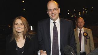 Марк Безрассудный с его женой Катрионой Браун прибывает в подсчет дополнительных выборов в Рочестере в 2014 году