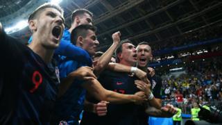 Хорват футболчулары жеңишин майрамдап жатат.