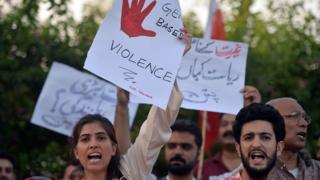 Активисты пакистанского гражданского общества несут плакаты во время акции протеста в Исламабаде 18 июля 2016 года против убийства знаменитости в социальных сетях Канделя Балоча собственным братом
