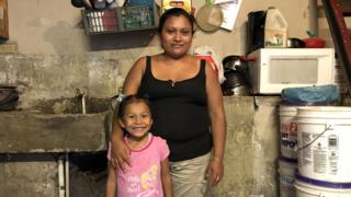Ángela Chamorro con una de sus hijas