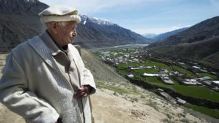 Maj Langlands смотрит на долину на севере Пакистана