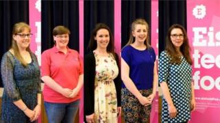 Dysgwyr y Flwyddyn 2016. Yr enillydd eleni yw Hannah Roberts (ail o'r chwith)