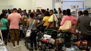 Жители Ямайки готовятся к урагану, запасаясь продуктами и водой