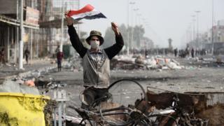 متظاهر في مدينة النجف العراقية