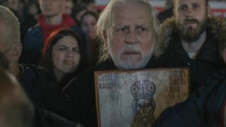 Čovek sa ikonom Svetog Vasilija Ostroškog
