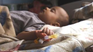 يعاني اليمن من نقص كبير في الأدوية يصل معظمها من الخارج عبر المنظمات الإغاثية