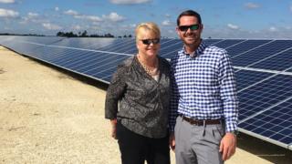 Paneles solares y empleados de la firma desarrolladora de Babcock Ranch