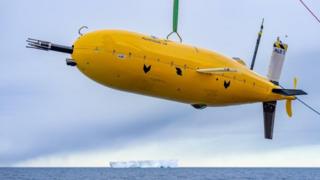 Желтая субмарина подвешена в воздухе