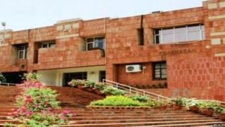 जेएनयू के प्रशासनिक भवन की तरफ जाने वाली सीढियां