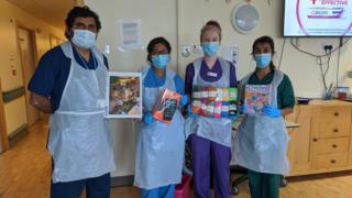 Джоди Горналлс с коллегами и пожертвованиями в помощь пациентам