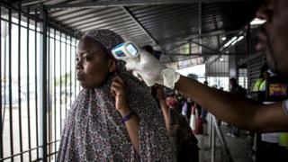 Une femme se fait mesurer la température à un poste de dépistage Ebola alors qu'elle entre en République démocratique du Congo en provenance du Rwanda.