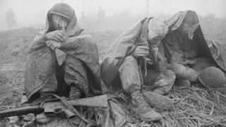 1968年4月,越南战场上3名受伤美军士兵在等待