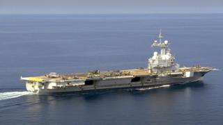 Hàng không mẫu hạm Charles De Gaulle lần đầu tiên cho thấy tiêm kích Rafale hôm 5/1/2001