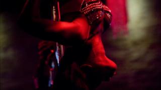 Bailarina colgada en un tubo