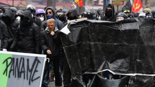 Başkent Paris'teyse maskeli protestocularla güvenlik görevlileri arasında zaman zaman arbede yaşandı, polis biber gazıyla müdahale etti