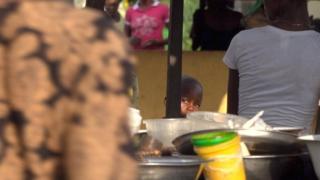 Маленький мальчик на рынке в южной Нигерии