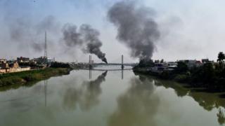 أحد الجسرين اللذين سيطر عليهما المتظاهرون على نهر الفرات