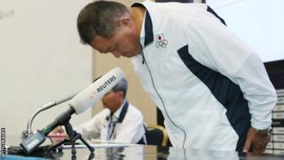 日本選手団の山下泰裕団長は、「国民の皆様に深くおわび申し上げる」と述べた