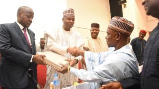 Olori ileegbimọ asofin apapọ mejeeji, Asofin Dogara ati Saraki n tẹwọ gba iwe afẹnuko awọn ileegbimọ asofin ipinlẹ