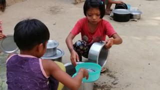 ရခိုင်ပြည်နယ်အတွင်းက စစ်ဘေးရှောင်စခန်းတစ်ခုမှ ကလေးငယ်အချို့